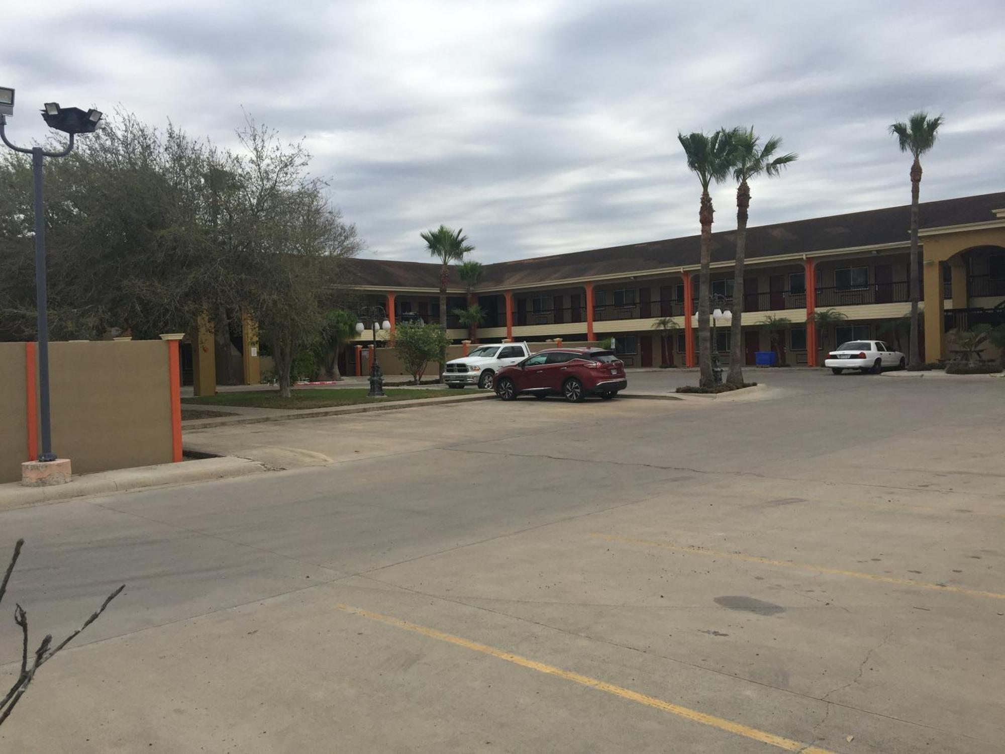 Texas Inn And Suites City Center At University Dr. Edinburg Exterior foto