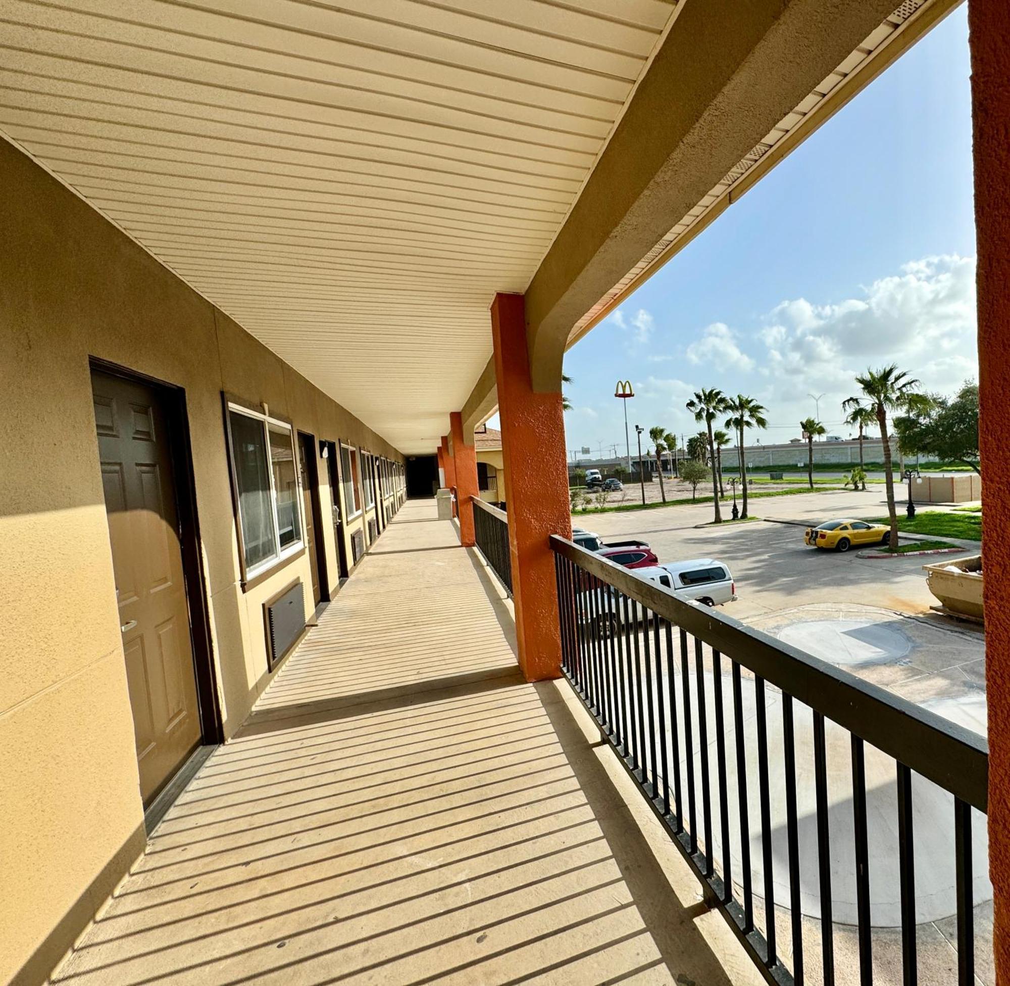 Texas Inn And Suites City Center At University Dr. Edinburg Exterior foto