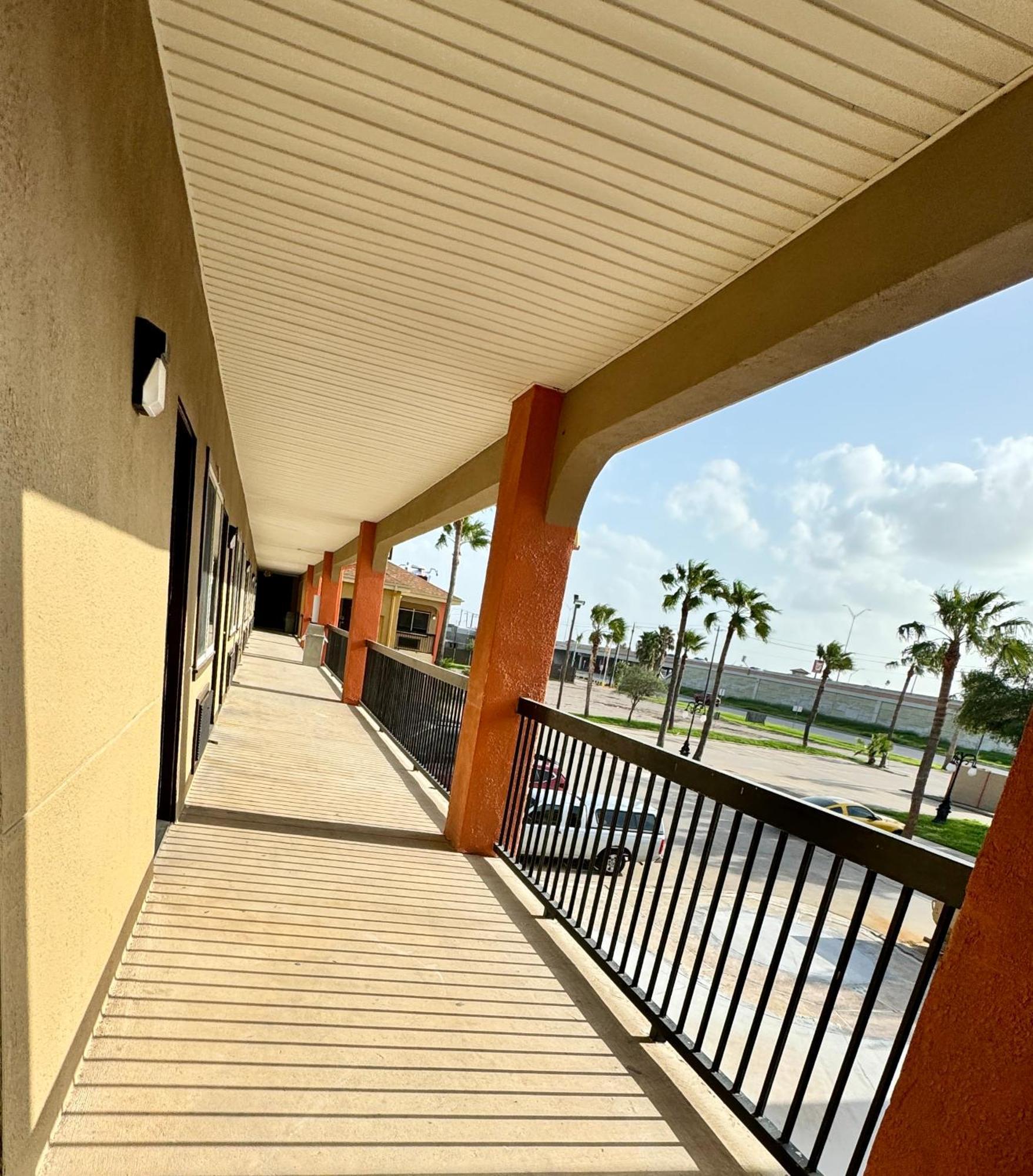 Texas Inn And Suites City Center At University Dr. Edinburg Exterior foto