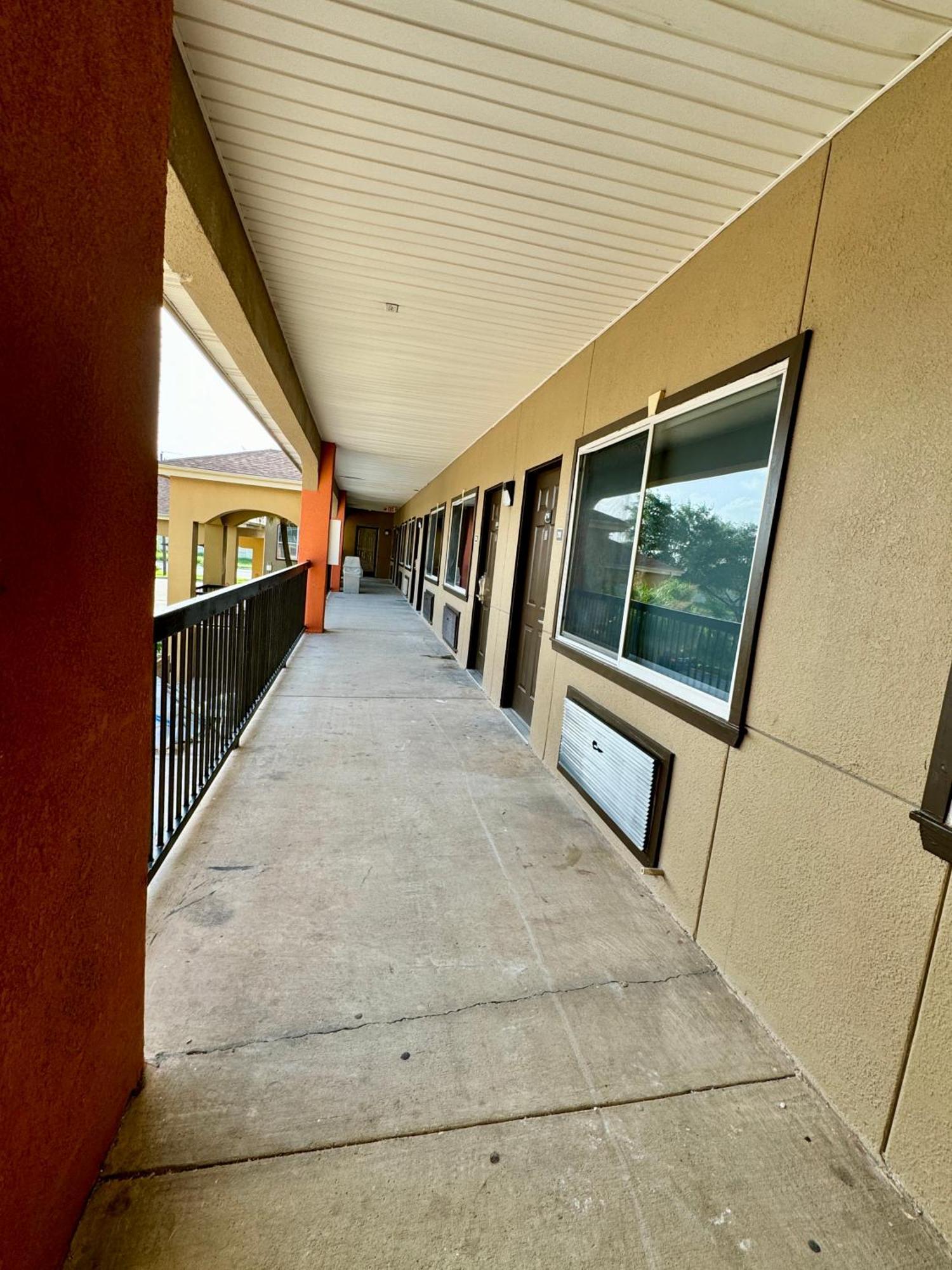 Texas Inn And Suites City Center At University Dr. Edinburg Exterior foto