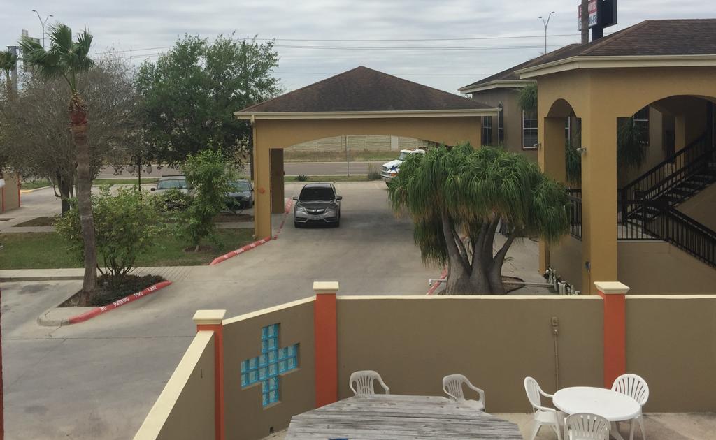 Texas Inn And Suites City Center At University Dr. Edinburg Exterior foto